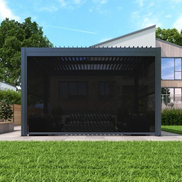 Pergola Luxe z opuszczoną roletą boczną sprzedawaną osobno